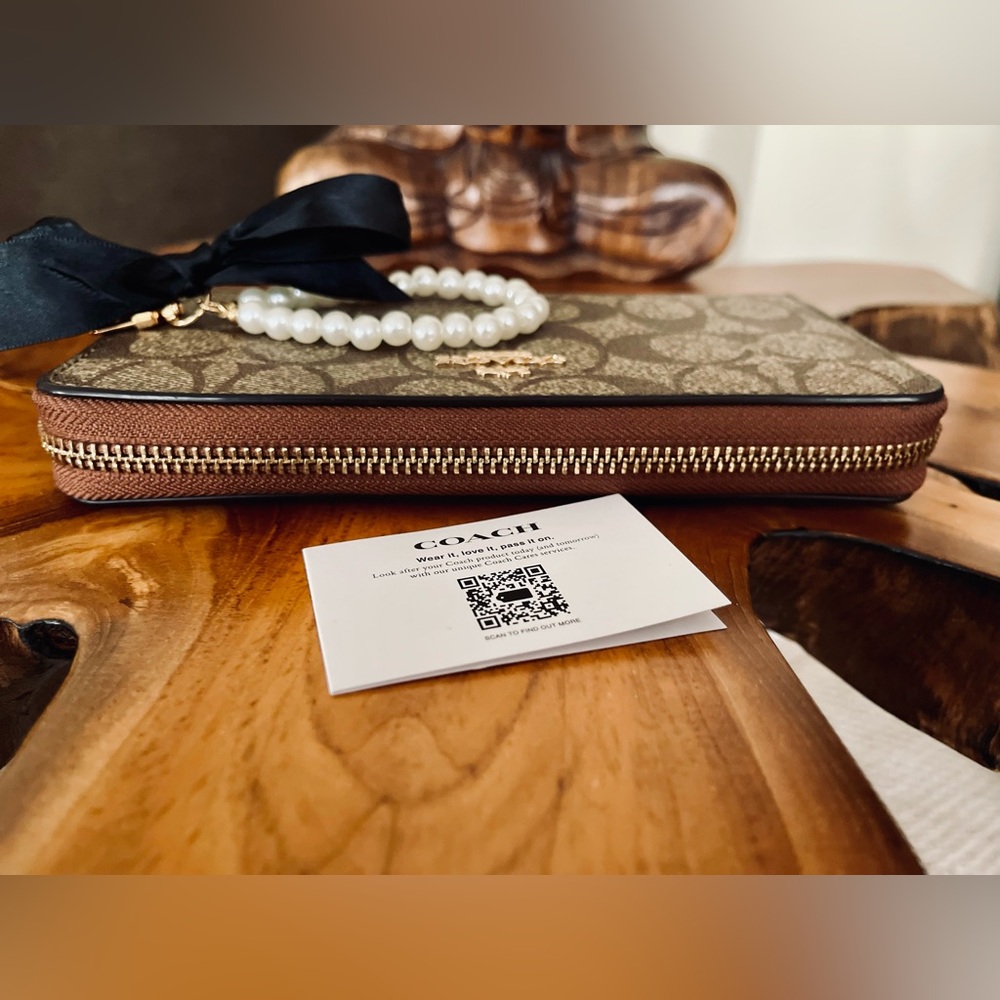 Coach NWOT Tan and Brown Signature Zip Wallet with pearl detachable wrist strap! - Picture 5 of 11
